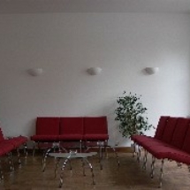 EZI_Clubraum-rote-Sessel Bild des EZI Clubraums