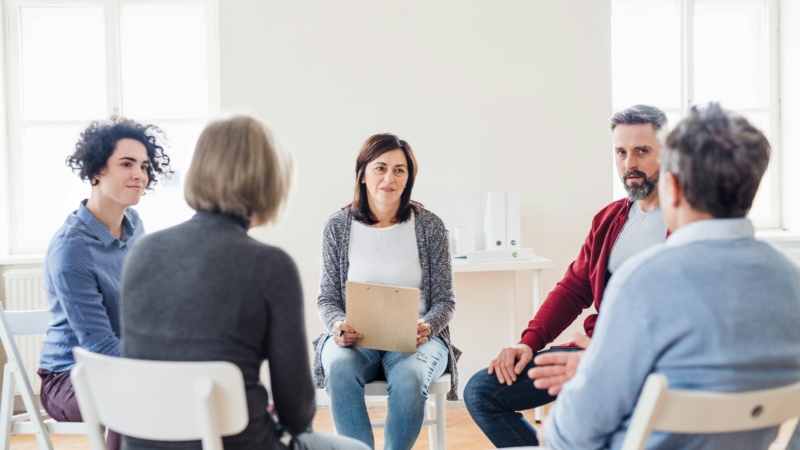 Team mit Supervisorin im Stuhlkreis DGSv